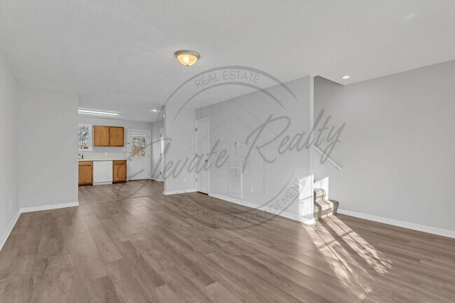 Building Photo - Three Bedroom, Two Level Duplex for Rent!