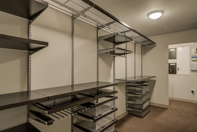 Building Photo - Great 2bd/2ba modern town home located in the center of South Lake Union W/S/G and ( 2) parking s...