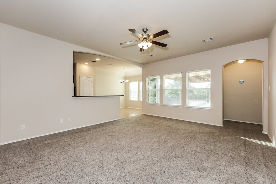 Building Photo - 409 Roundrock Ln