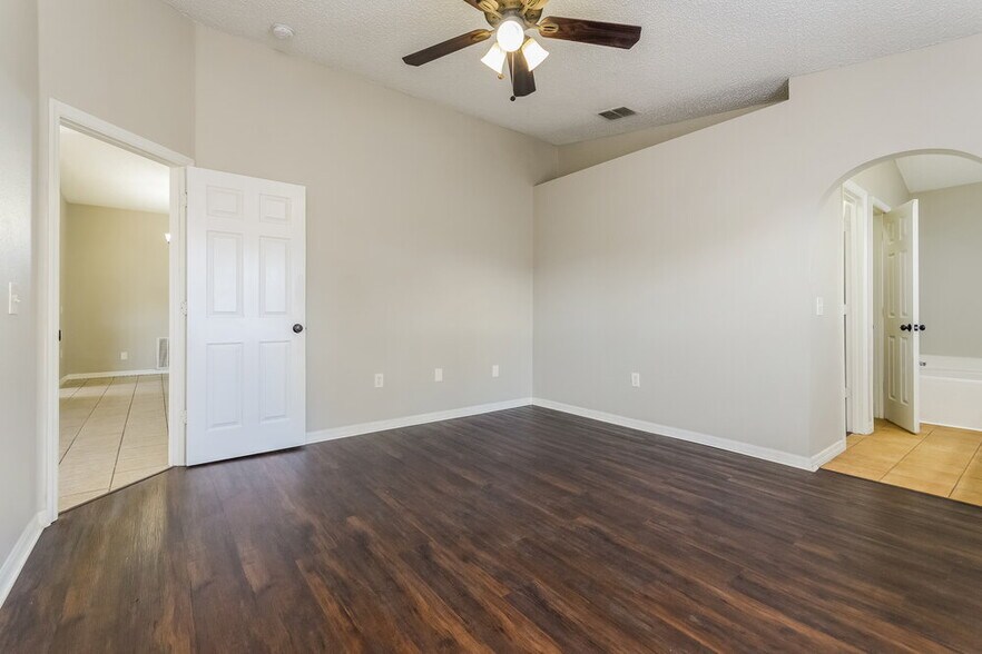 Building Photo - 15922 Wilkinson Dr