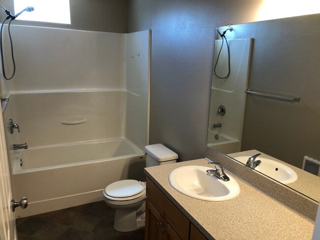 Building Photo - Newer 4 bed 2.5 bath duplex