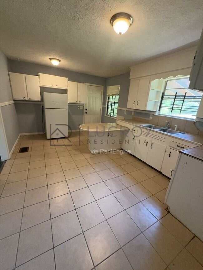 Building Photo - 1339 Maria Dr