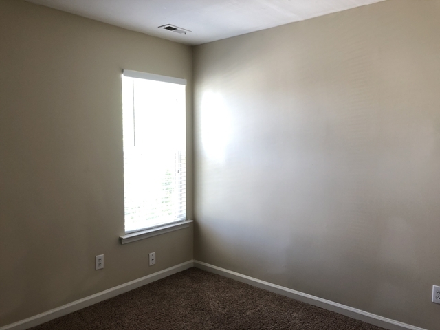 Building Photo - 612 Hanska Way