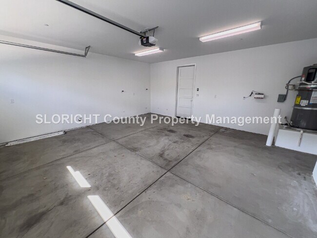 Building Photo - AVAILABLE NOW - 3 Bed/ 3 Bath Beautiful SL...