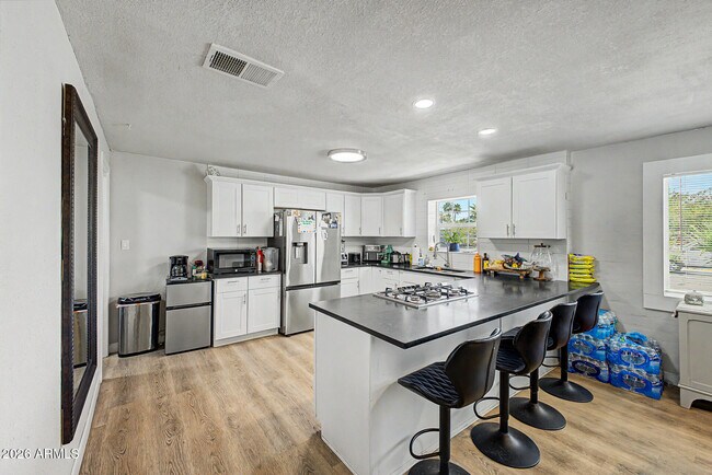Building Photo - 2208 W San Miguel Ave