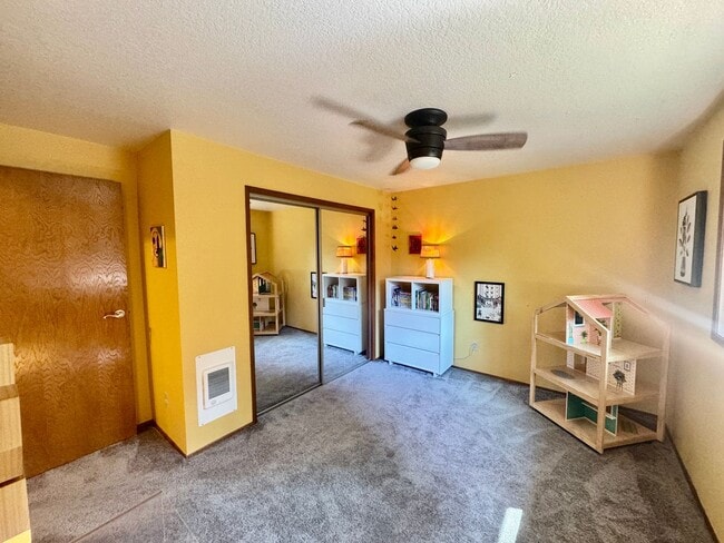Building Photo - Cul-De-Sac Home