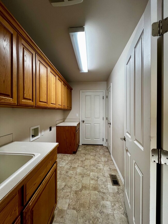 Building Photo - 8800 Midvale Rd