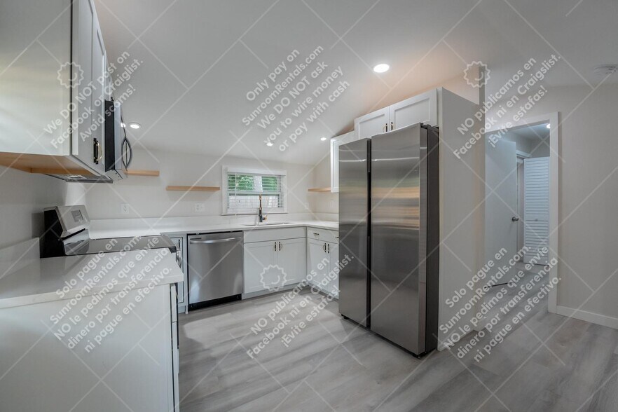 Building Photo - 606 4th Ave NW
