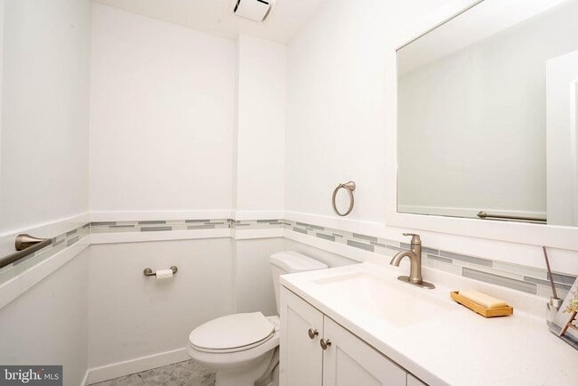 Building Photo - 5 Balamor Ln