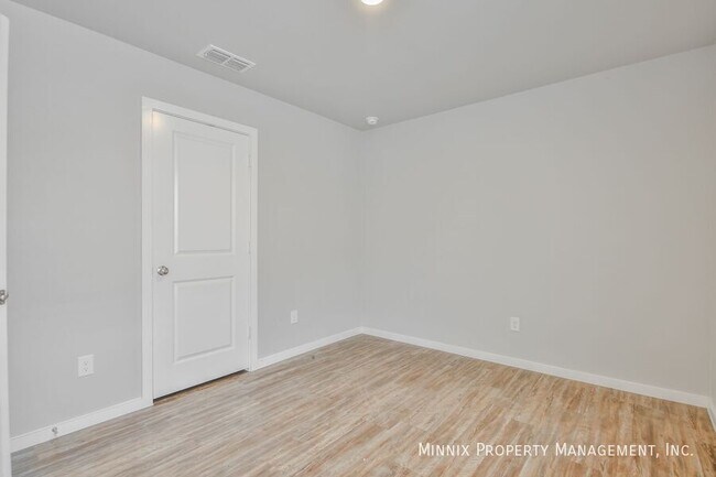 Building Photo - 2012 Kenwood Ave