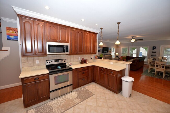 Building Photo - Walk to Naval Hospital! Beautiful Home, Gr...