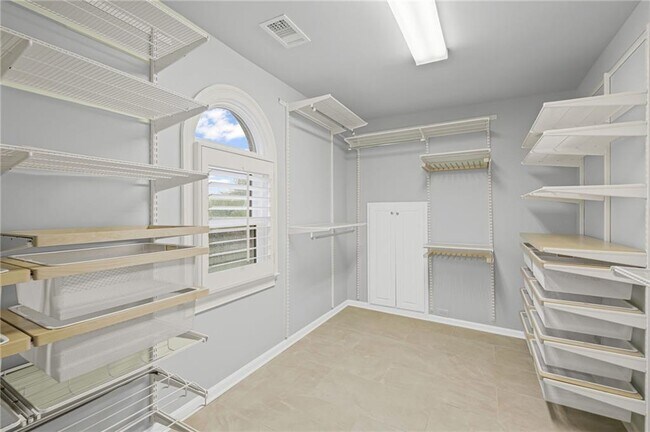 Building Photo - 710 Weybridge Pl