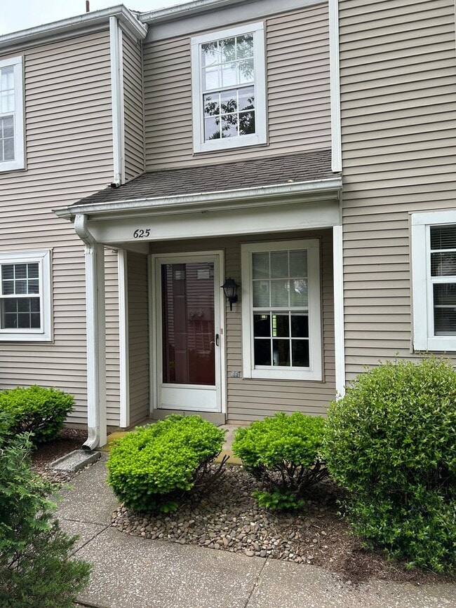 Primary Photo - 2 bedroom 1.5 bath townhouse