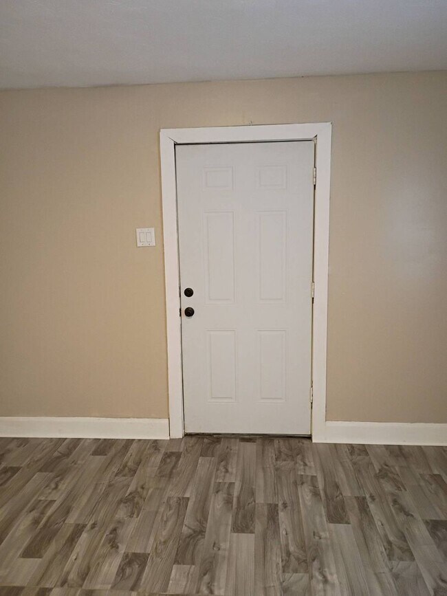 Building Photo - Charming 3 - Bedroom Property in Prime Location