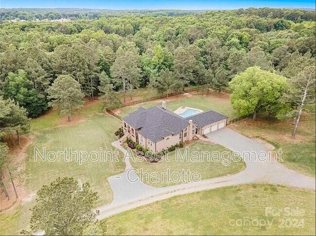 Building Photo - 3 bedroom custom home on tons of acreage w...