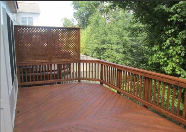 Building Photo - Beautiful 3 Bed 2 Bath 2 Half Bath Brick T...