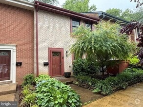 Building Photo - 2080 Golf Course Dr
