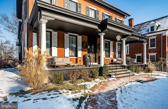 Building Photo - 305 S Walnut St