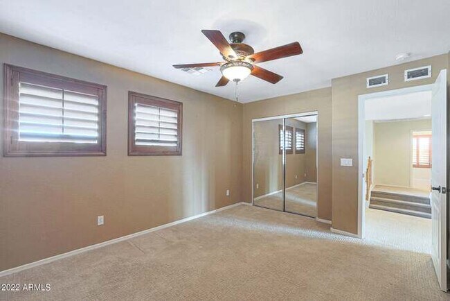 Building Photo - Beautiful 5 bedroom w/pool!