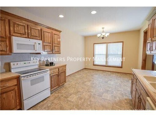 Building Photo - 1950 W Surrey-