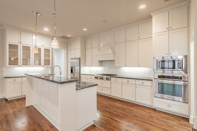 Building Photo - Beautiful Monticello Town Home!!!