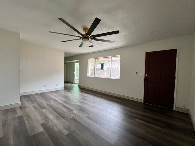 Building Photo - Riverside