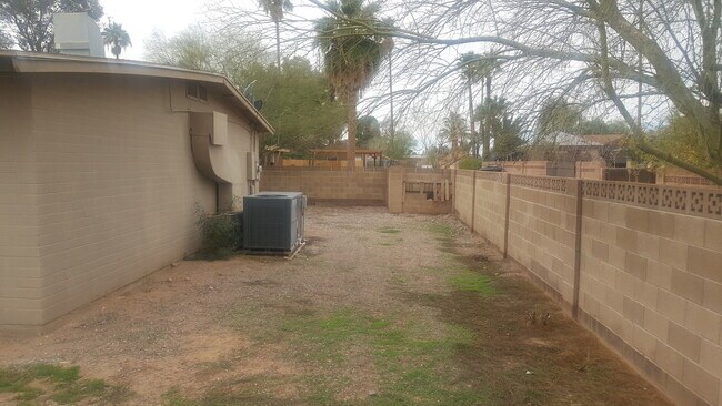 Building Photo - Nice 3 bedroom home ready for immediate move in.