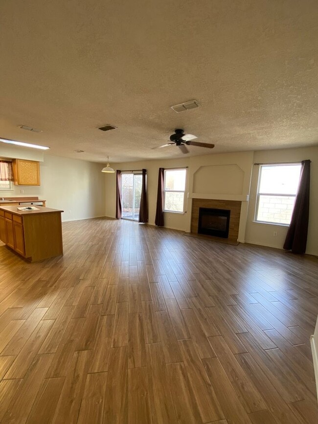 Building Photo - 3 bed 2.5 bath