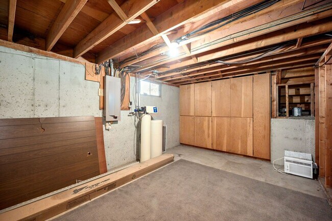 Building Photo - 806 S Adams Rd