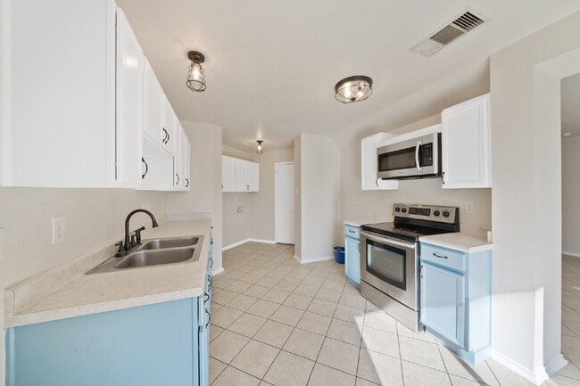 Building Photo - Beautiful 2-Story 4BR in 78254 | Near Alamo Ranch, Shopping & 1604