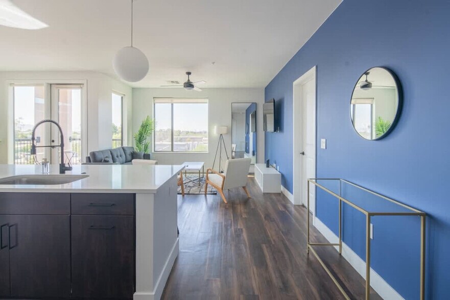 Building Photo - 812 W 1st St