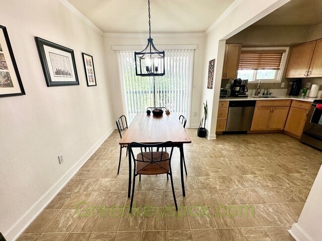 Building Photo - Two bedroom one bathroom condo in Southwes...
