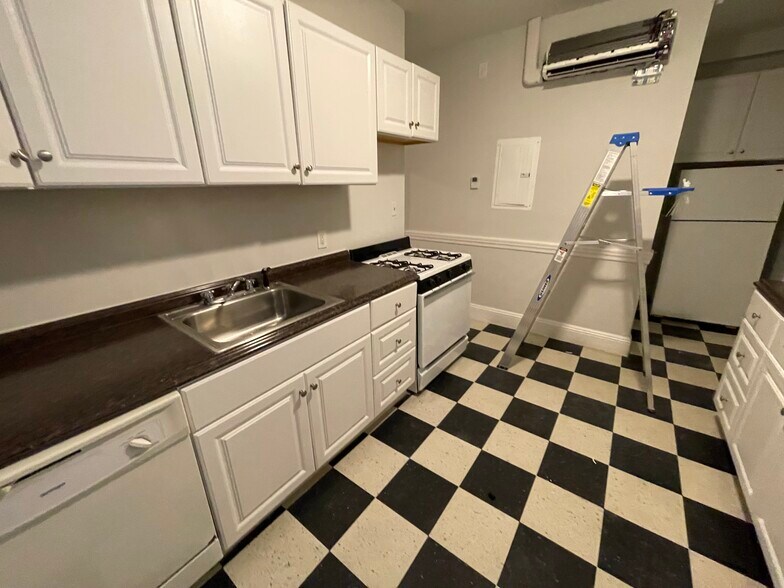 Building Photo - 22 Forest St