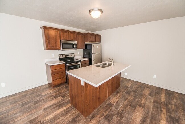Building Photo - Townhome with 2-Car Garage!