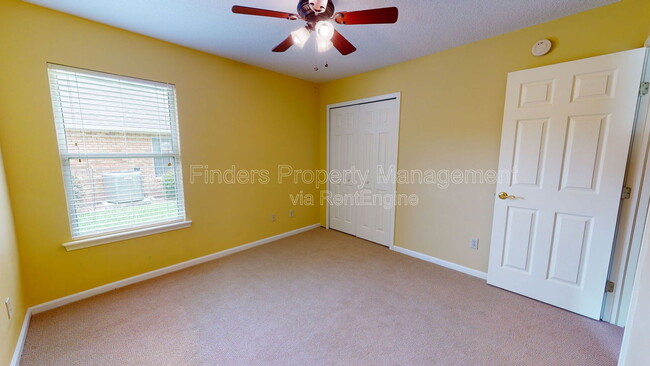 Building Photo - 11861 Lake Fern Dr