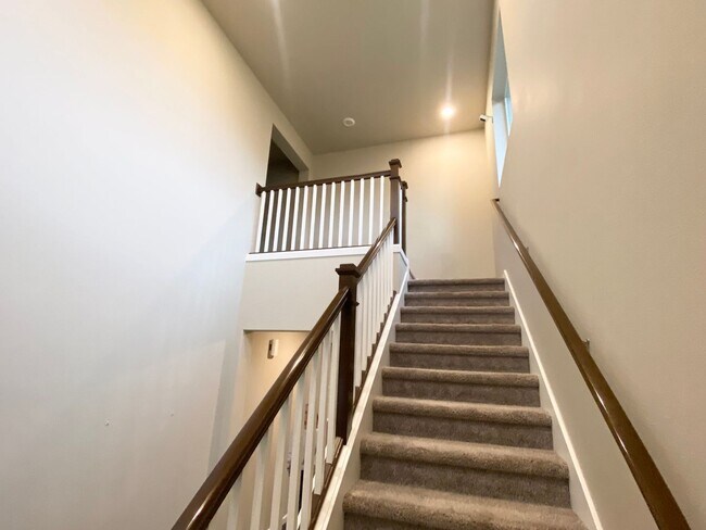 Building Photo - 3 bedroom, 2568 Sqft. home In Federal Way