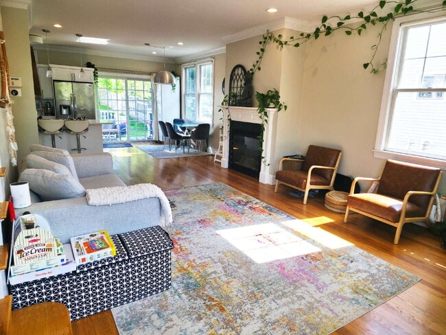 Building Photo - Spacious 3BR End-Unit Townhome with Finished Basement & Tandem Parking