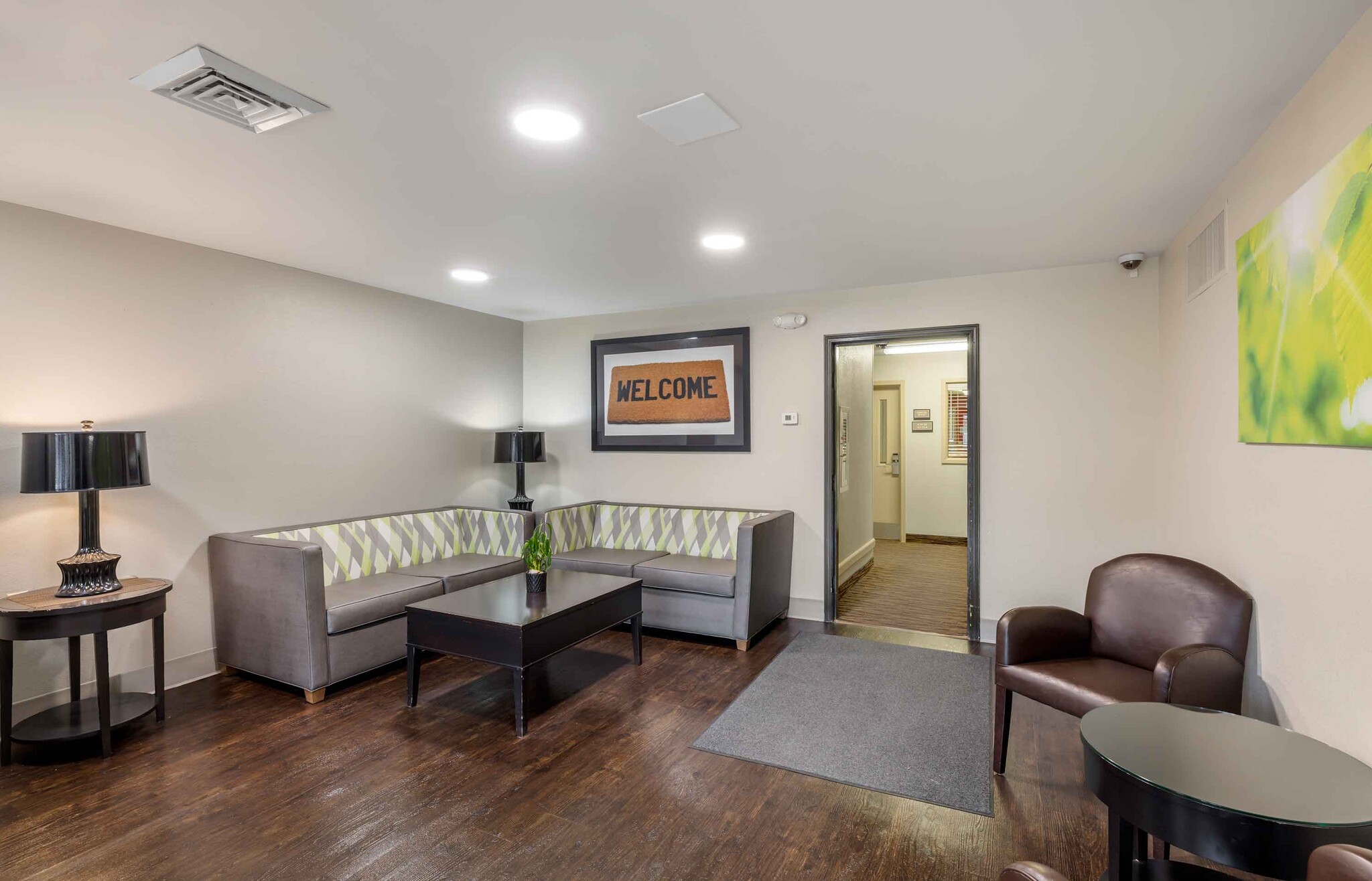 Building Photo - Furnished Studio-Omaha - West