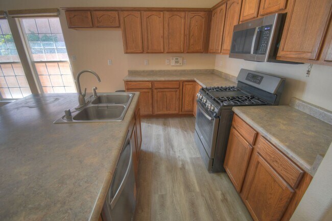 Building Photo - NW Heights --3 Bedroom 2 Bathroom 2 Car Ga...