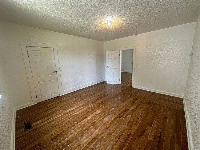 Building Photo - 404 S Marion St