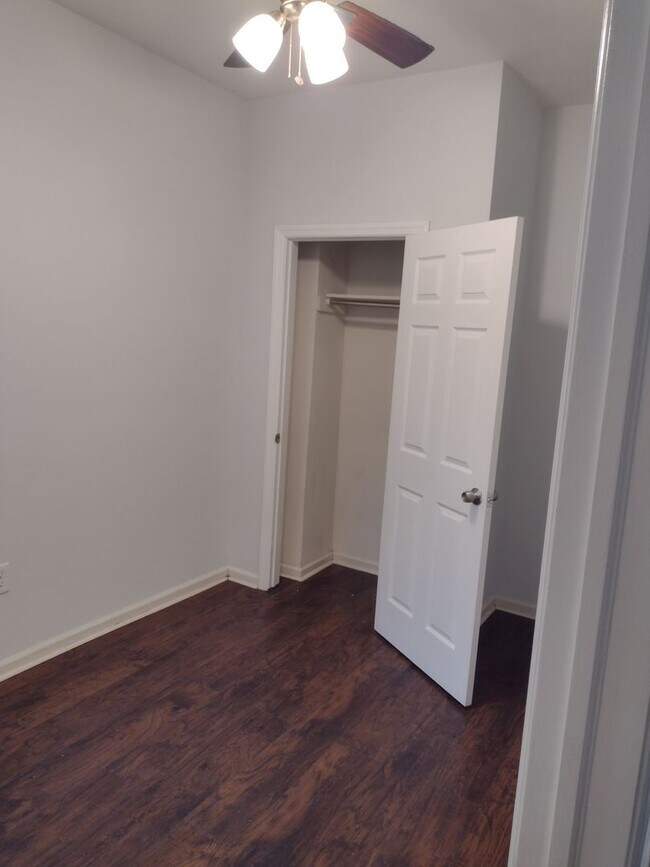 Building Photo - Renovated 3bd/ 1bth home in Northeast Philly!