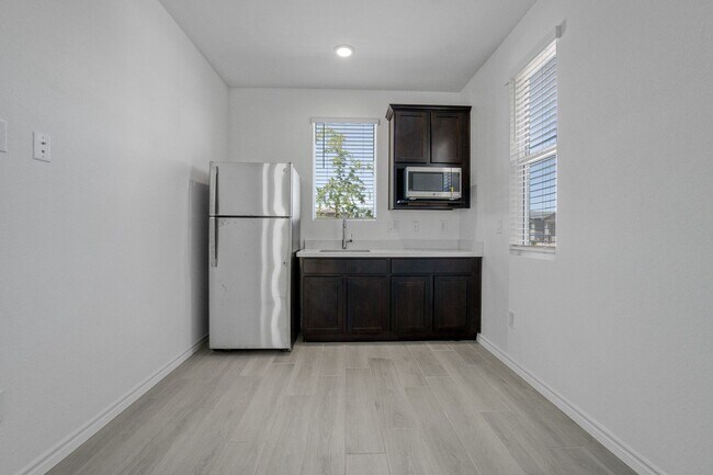 Building Photo - MULTI-GENERATIONAL New Build Home with En Suite In Skye Canyon!