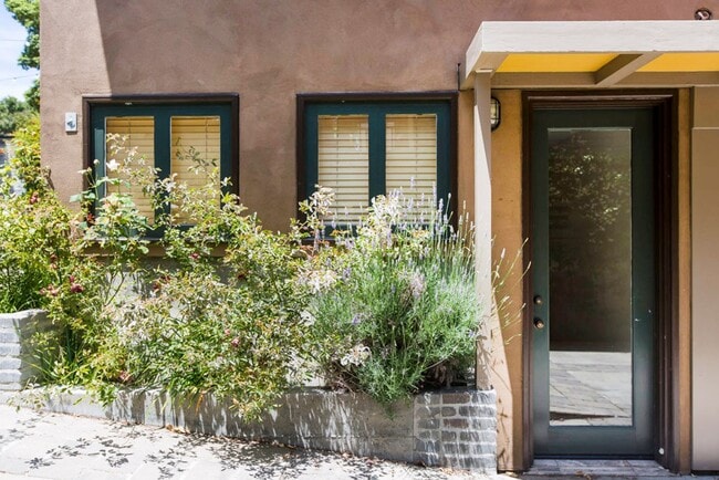 Building Photo - Sunny Apartment in Elmwood Neighborhood