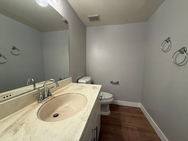 Building Photo - Clean and Spacious 3 Bedroom 1.5 Bath Townhouse Just Steps from Martial Cottle Park!