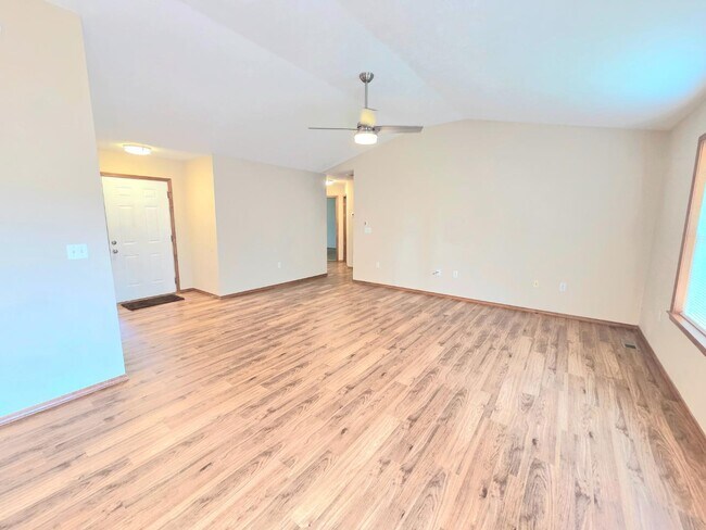 Building Photo - 112 E Osage St