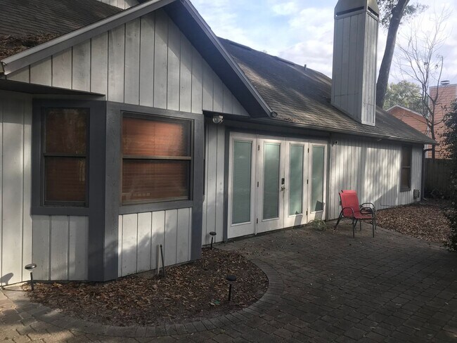 Building Photo - Beautifully Renovated Home in The Reserve!