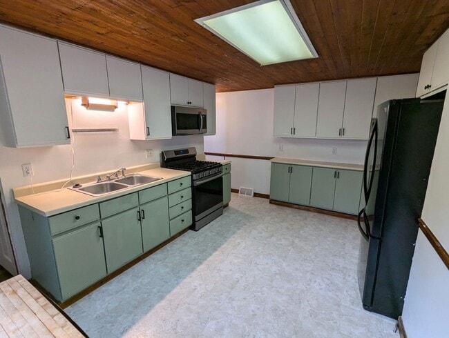 Building Photo - COMING SOON 2 Bedroom 1.5 Bathroom Single ...