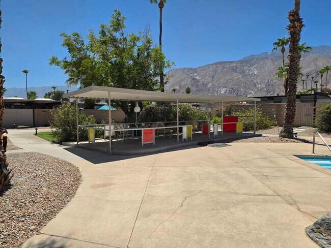 Building Photo - 723 E Louise Dr