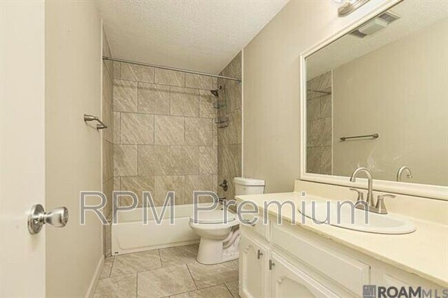 Building Photo - 4625 Parkoaks Dr