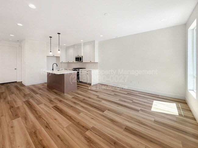 Building Photo - 373 E Lombard Ln